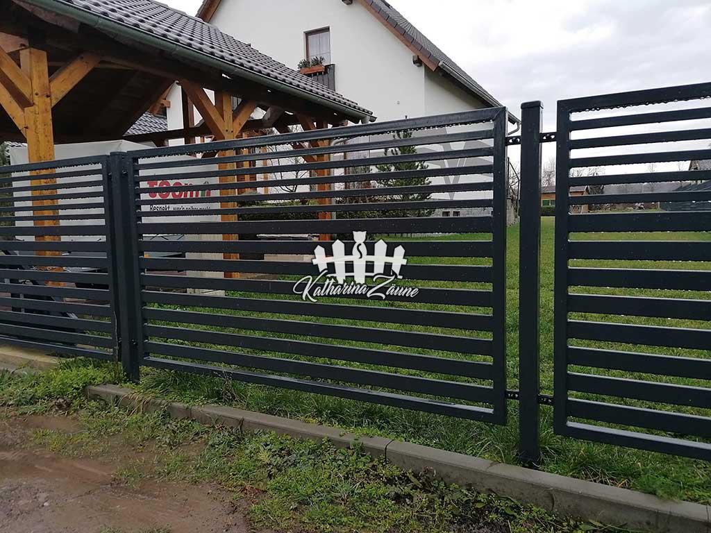 Moderner Zaun aus Polen mit Profilüllung