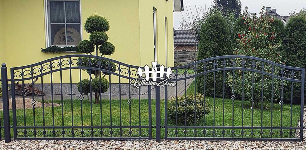 Schmiedeeisen Zaun mit Rahmen in Wellenform und Schnörkeln